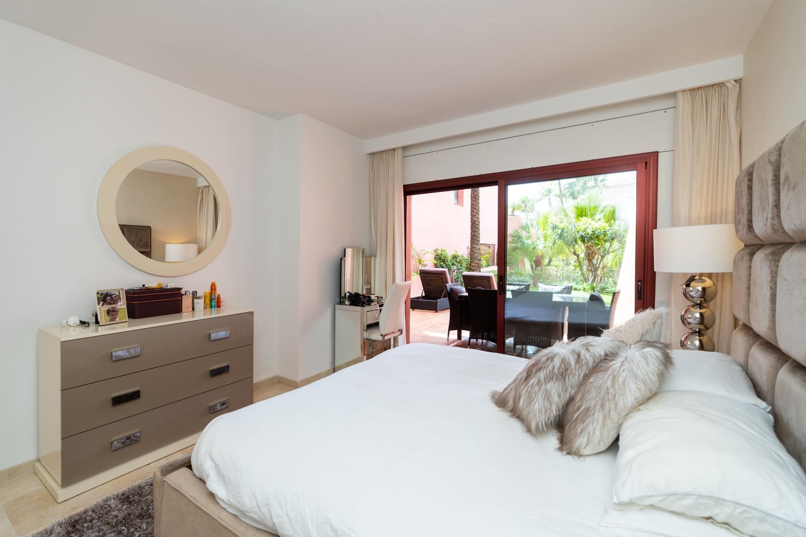 2 bedroom Apartment for sale in Estepona with pool garage - € 750,000 (Ref: 10002247)
