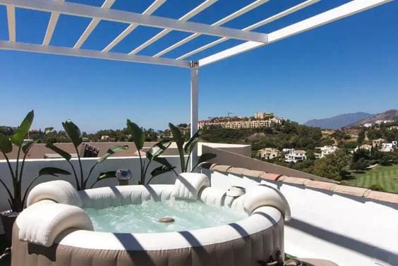 2 bedroom Apartment for sale in La Quinta with pool garage - € 650,000 (Ref: 10002254)