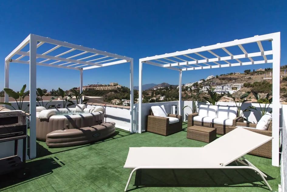 2 bedroom Apartment for sale in La Quinta with pool garage - € 650,000 (Ref: 10002254)