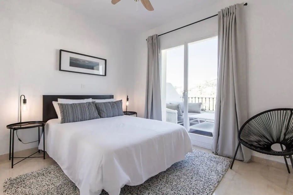 2 bedroom Apartment for sale in La Quinta with pool garage - € 650,000 (Ref: 10002254)