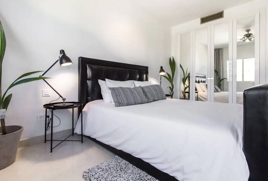 2 bedroom Apartment for sale in La Quinta with pool garage - € 650,000 (Ref: 10002254)