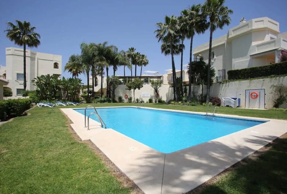 2 bedroom Apartment for sale in La Quinta with pool garage - € 650,000 (Ref: 10002254)