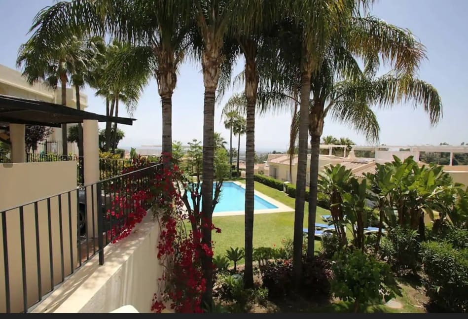 2 bedroom Apartment for sale in La Quinta with pool garage - € 650,000 (Ref: 10002254)
