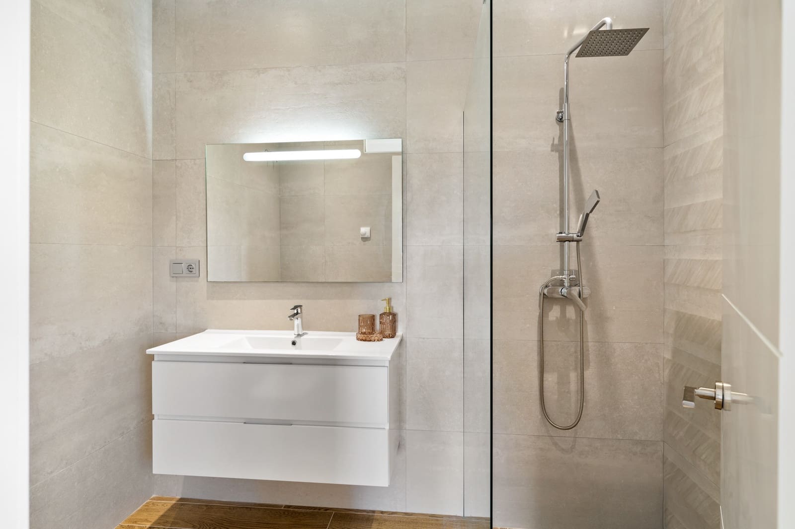 Apartamento de 3 habitaciones en Estepona en venta con piscina garaje - 739.000 € (Ref: 10002257)