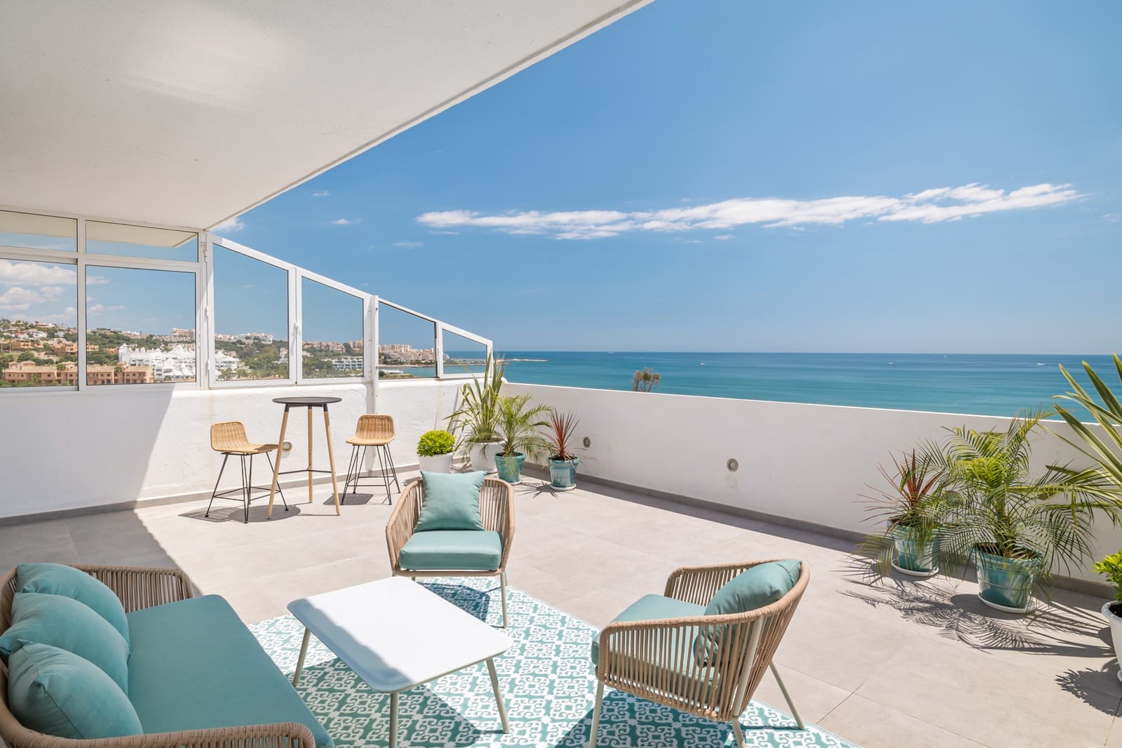 Apartamento de 3 habitaciones en Estepona en venta con piscina garaje - 739.000 € (Ref: 10002257)