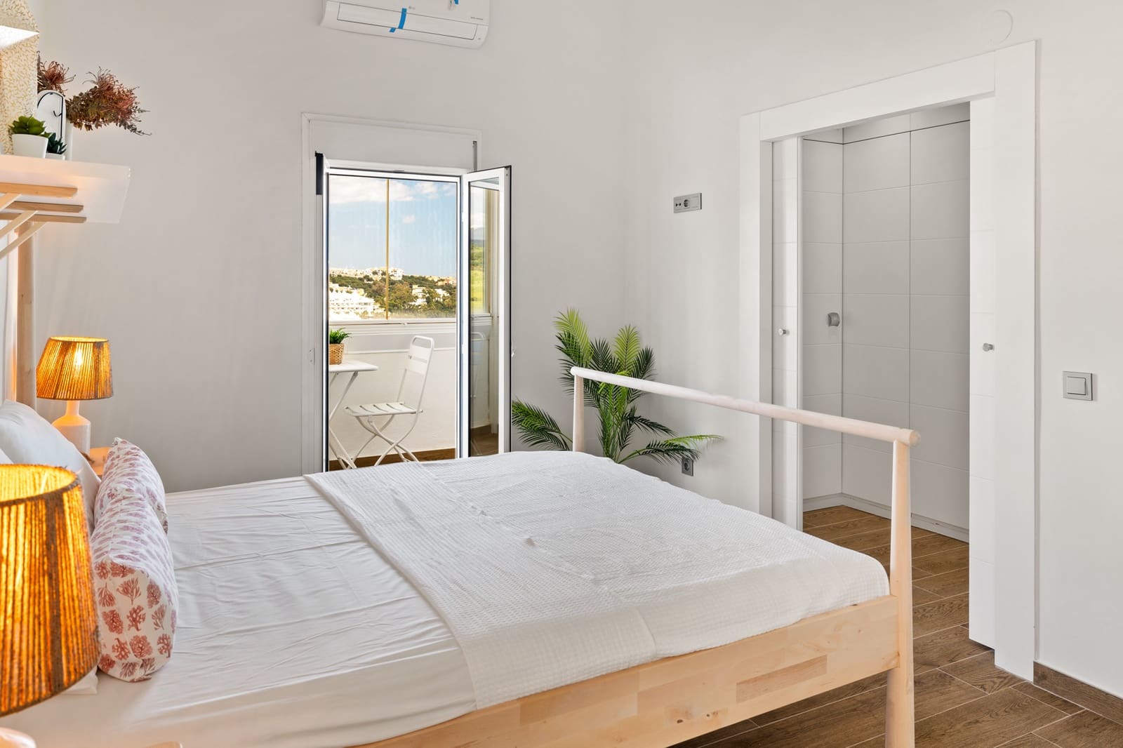 Apartamento de 3 habitaciones en Estepona en venta con piscina garaje - 739.000 € (Ref: 10002257)