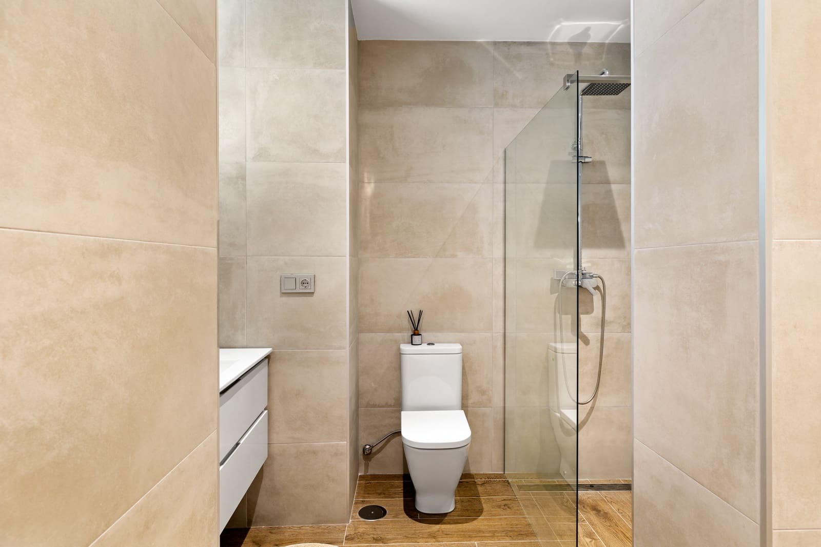 Apartamento de 3 habitaciones en Estepona en venta con piscina garaje - 739.000 € (Ref: 10002257)