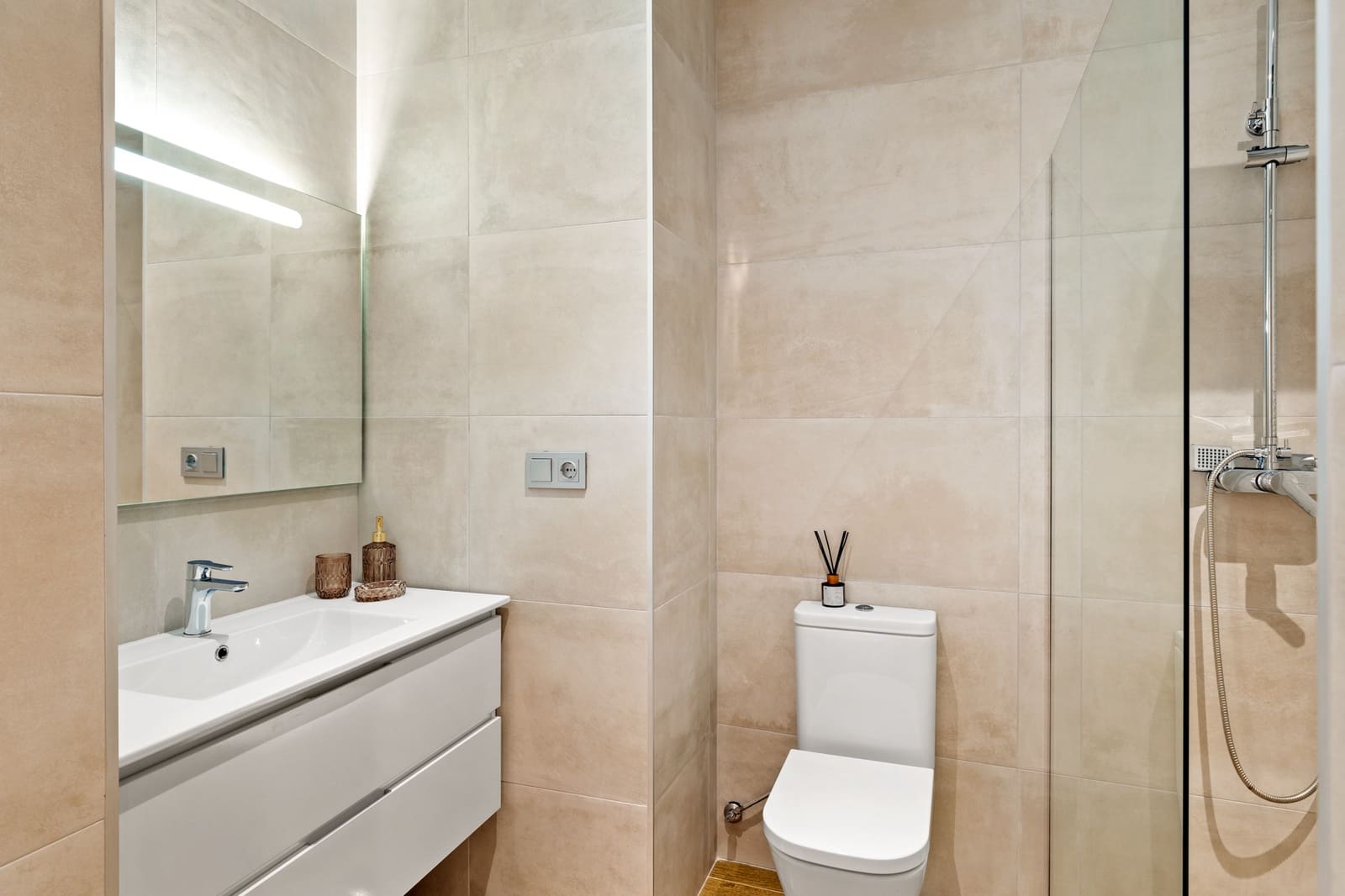 Apartamento de 3 habitaciones en Estepona en venta con piscina garaje - 739.000 € (Ref: 10002257)