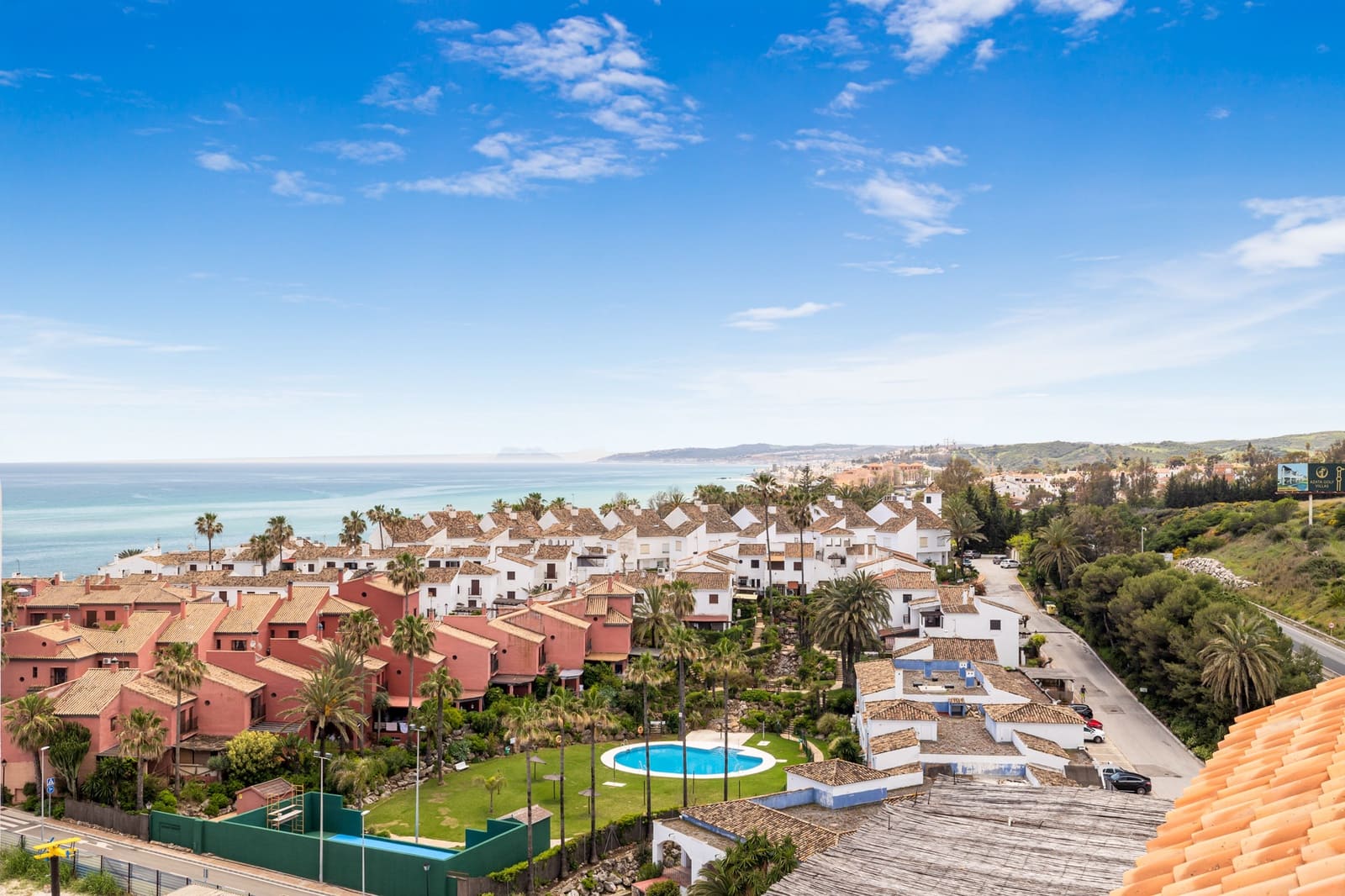 Apartamento de 3 habitaciones en Estepona en venta con piscina garaje - 739.000 € (Ref: 10002257)