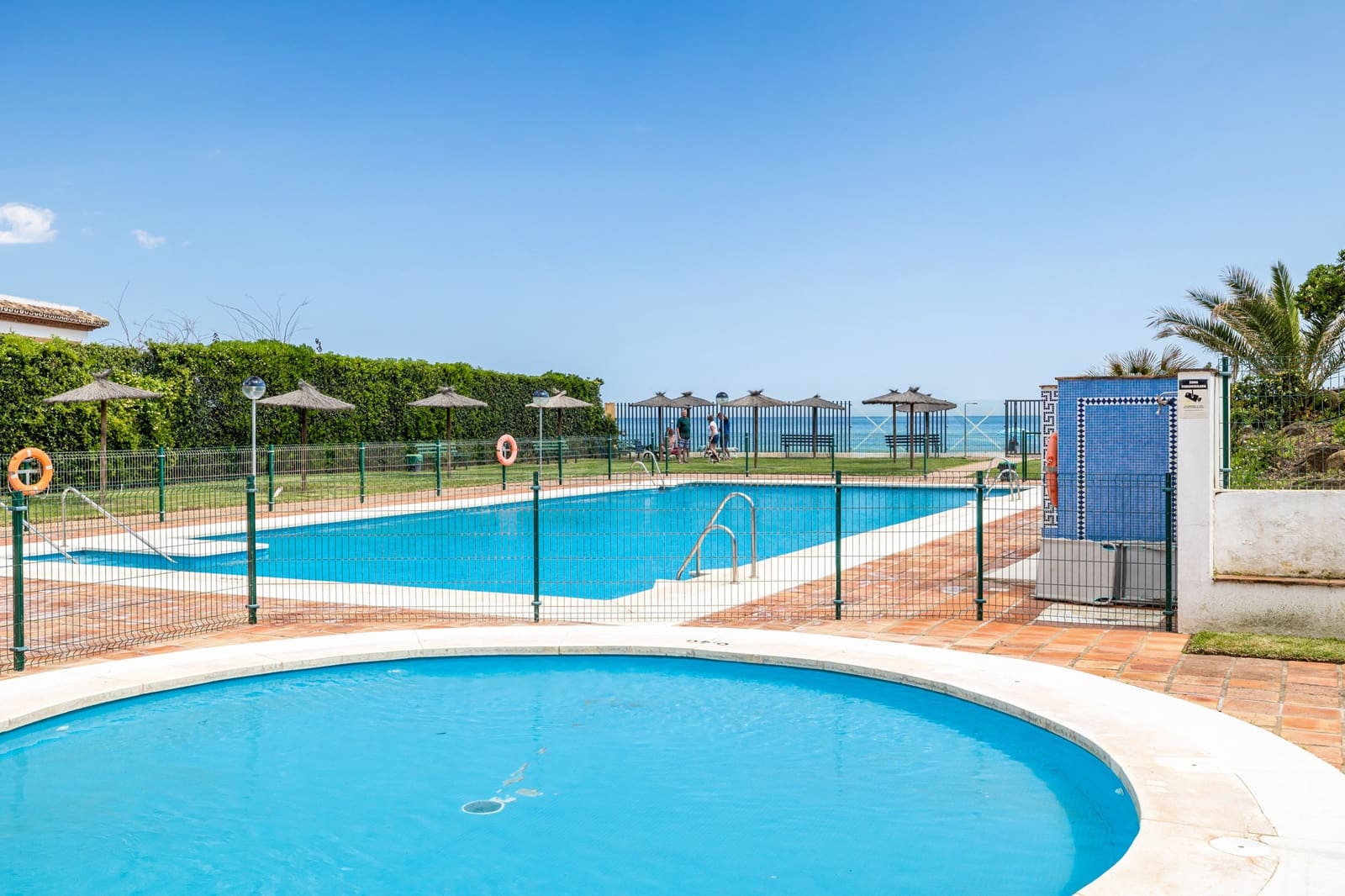 Apartamento de 3 habitaciones en Estepona en venta con piscina garaje - 739.000 € (Ref: 10002257)