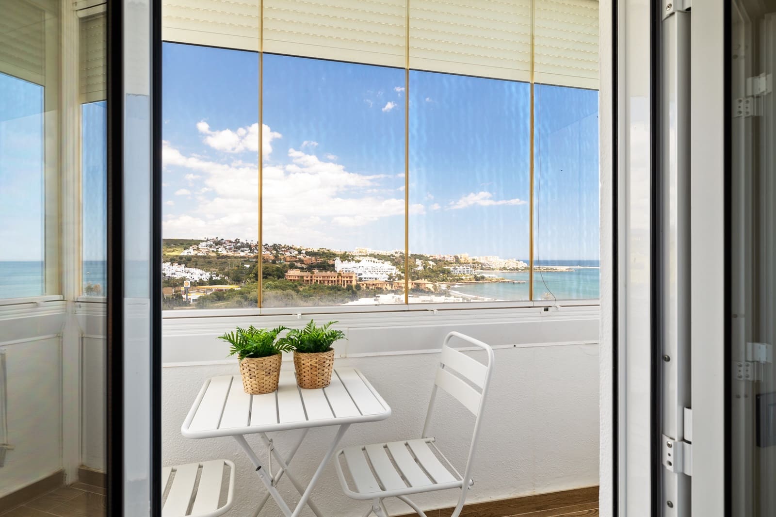 Apartamento de 3 habitaciones en Estepona en venta con piscina garaje - 739.000 € (Ref: 10002257)