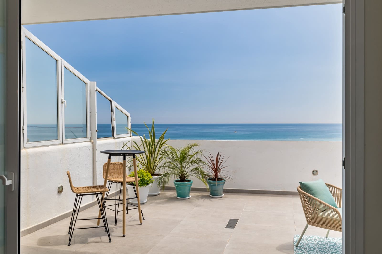 Apartamento de 3 habitaciones en Estepona en venta con piscina garaje - 739.000 € (Ref: 10002257)