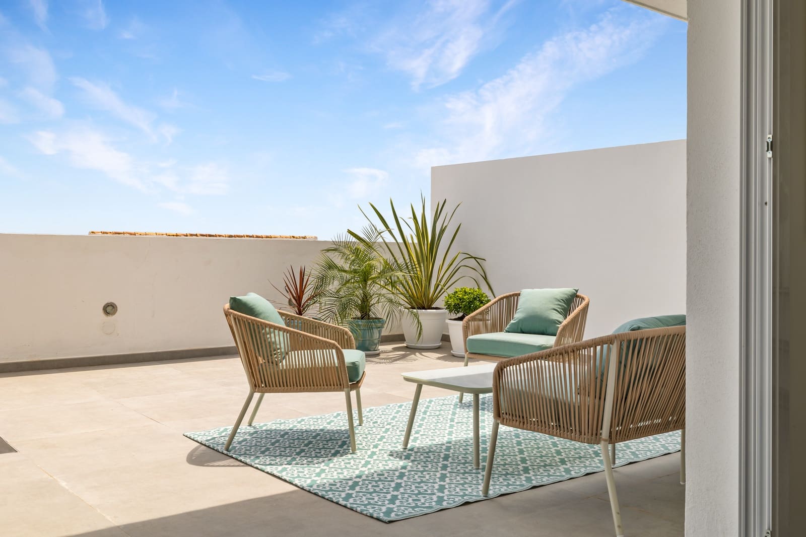 Apartamento de 3 habitaciones en Estepona en venta con piscina garaje - 739.000 € (Ref: 10002257)