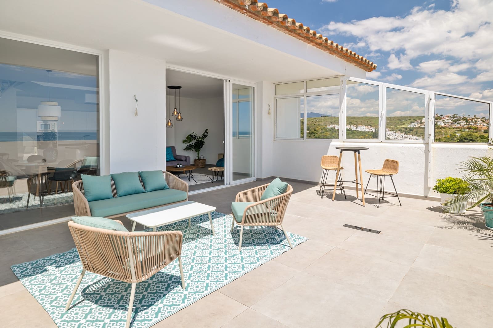 Apartamento de 3 habitaciones en Estepona en venta con piscina garaje - 739.000 € (Ref: 10002257)
