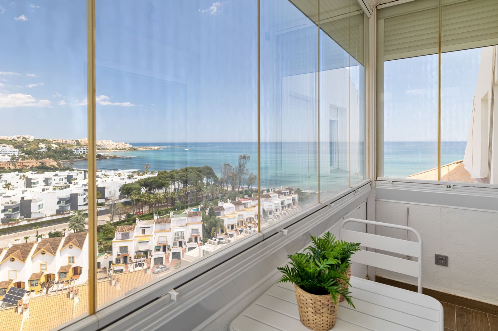 Apartamento de 3 habitaciones en Estepona en venta con piscina garaje - 739.000 € (Ref: 10002257)