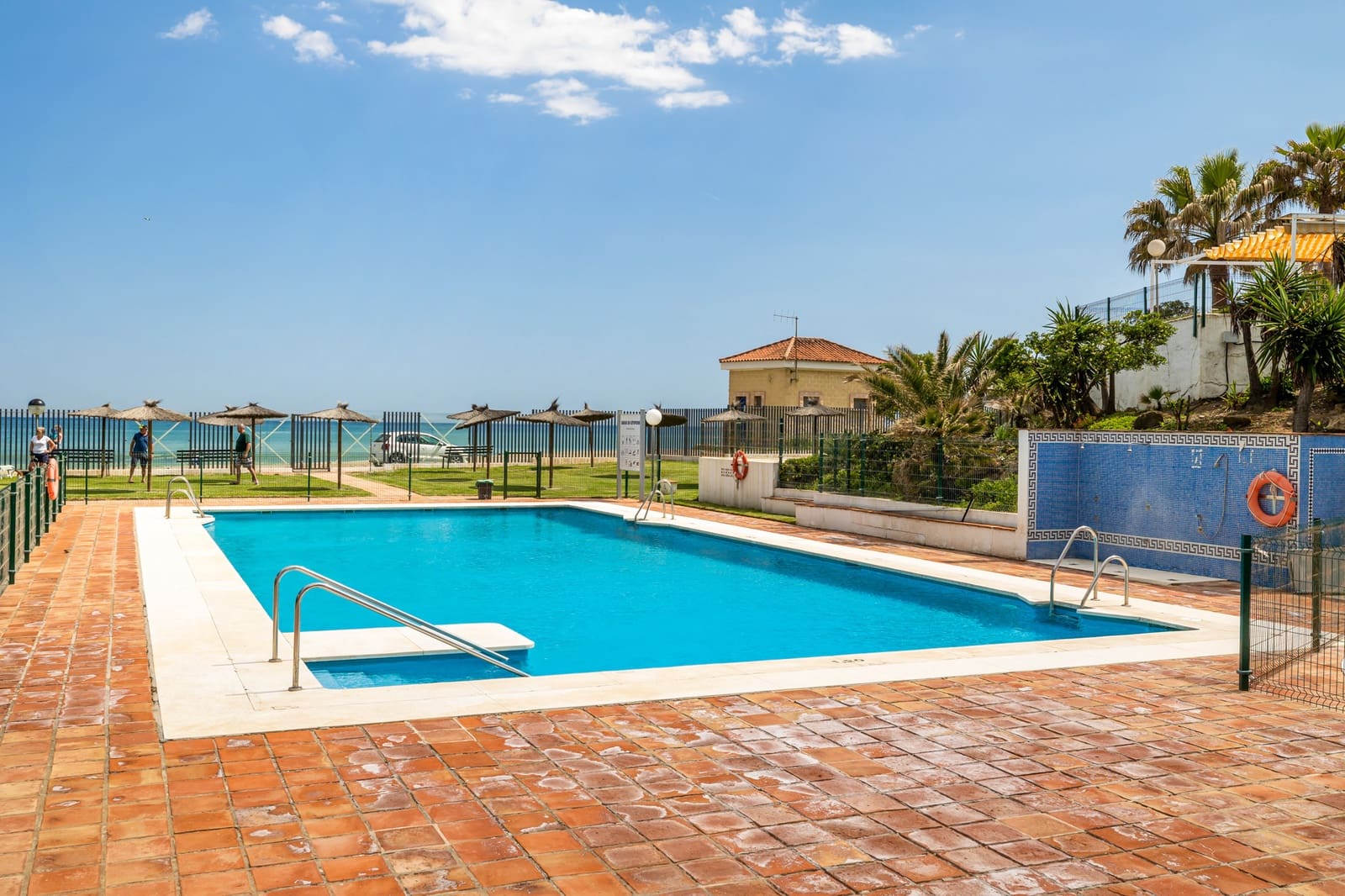 Apartamento de 3 habitaciones en Estepona en venta con piscina garaje - 739.000 € (Ref: 10002257)