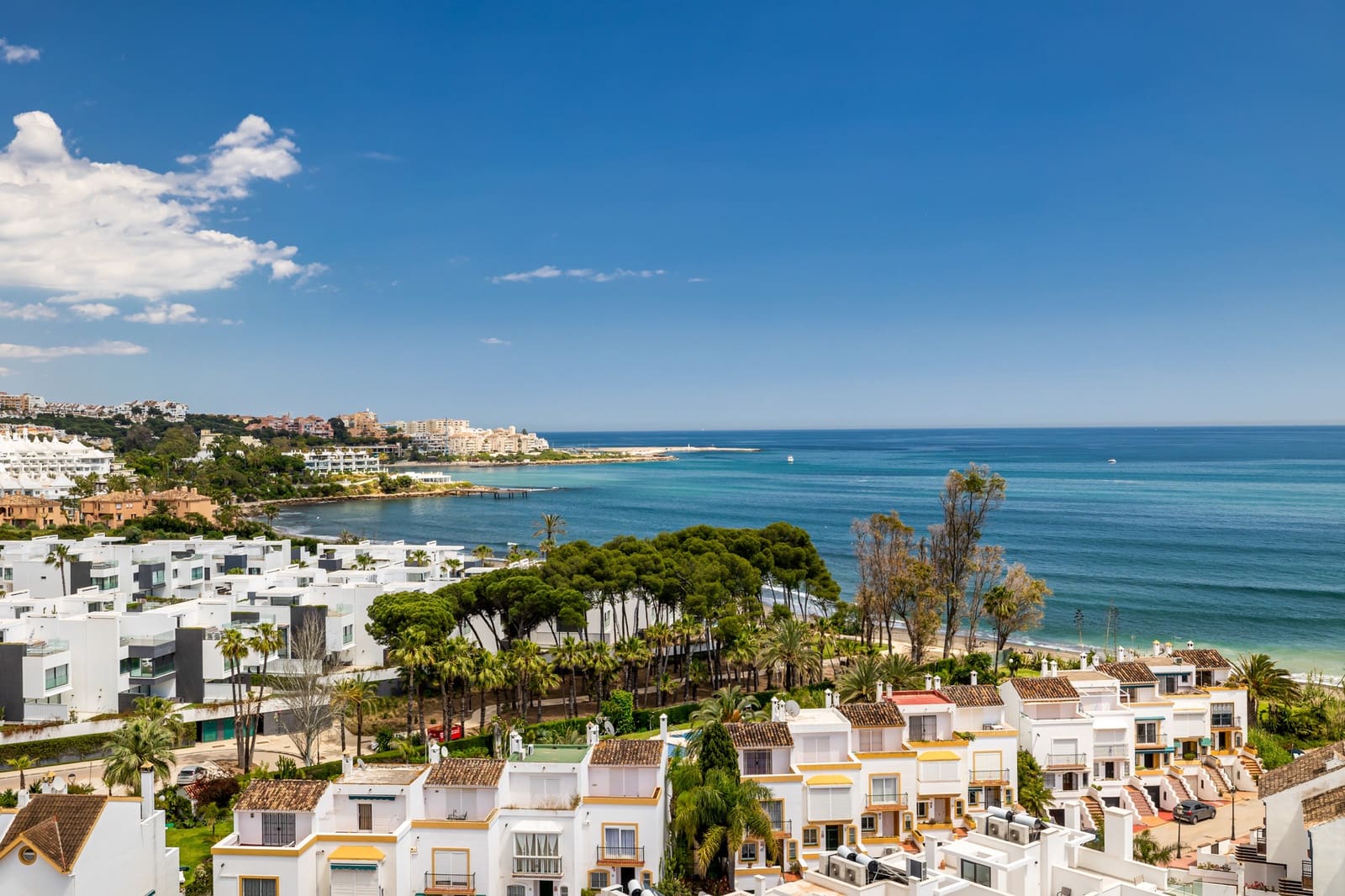 Apartamento de 3 habitaciones en Estepona en venta con piscina garaje - 739.000 € (Ref: 10002257)