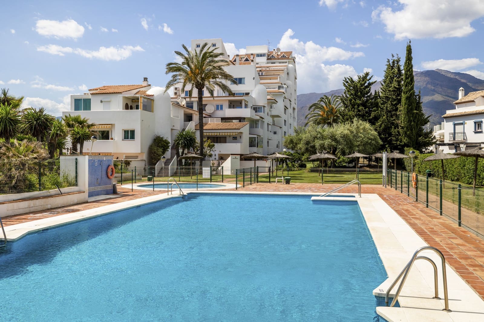 Apartamento de 3 habitaciones en Estepona en venta con piscina garaje - 739.000 € (Ref: 10002257)