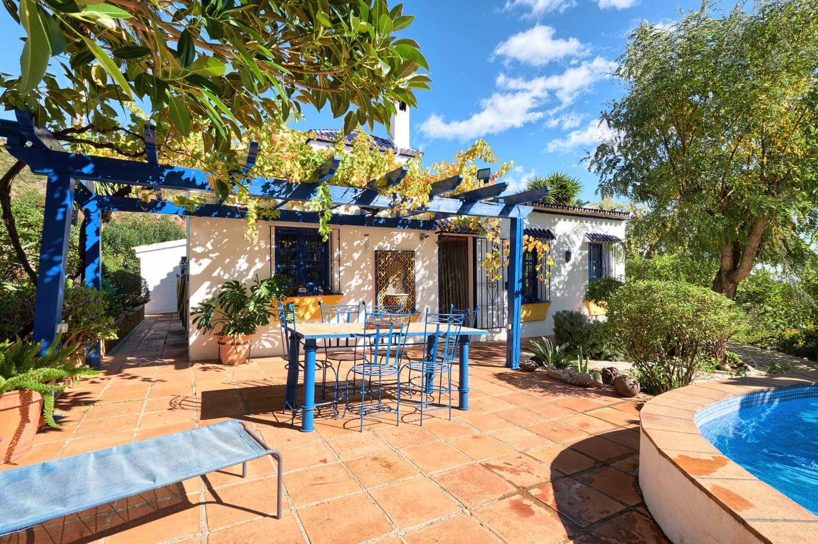 2 bedroom Villa for sale in Estepona with pool garage - € 695,000 (Ref: 10002261)