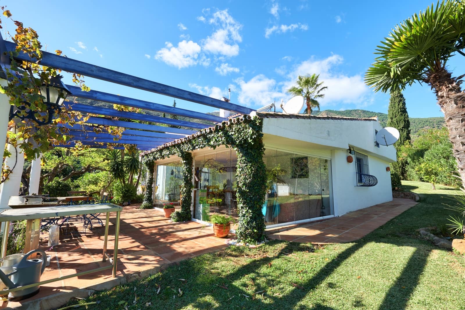 2 bedroom Villa for sale in Estepona with pool garage - € 695,000 (Ref: 10002261)