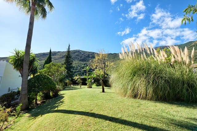 2 bedroom Villa for sale in Estepona with pool garage - € 695,000 (Ref: 10002261)