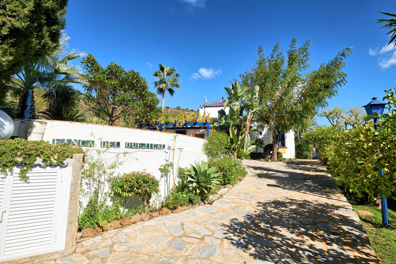 2 bedroom Villa for sale in Estepona with pool garage - € 695,000 (Ref: 10002261)