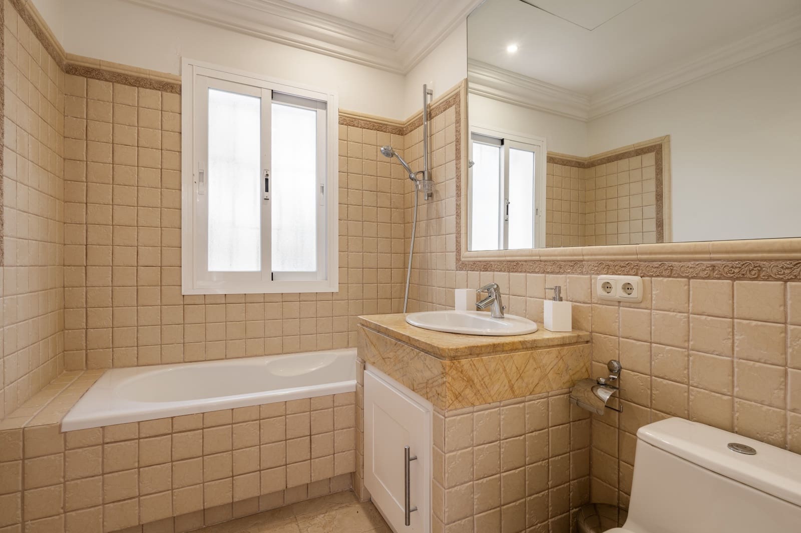 8 sypialnia Willa na sprzedaż w Marbella z basenem - 1 890 000 € (Ref: 10002262)