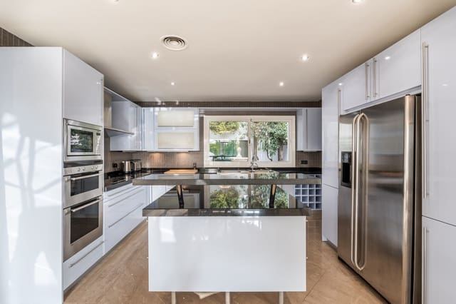 8 sypialnia Willa na sprzedaż w Marbella z basenem - 1 890 000 € (Ref: 10002262)