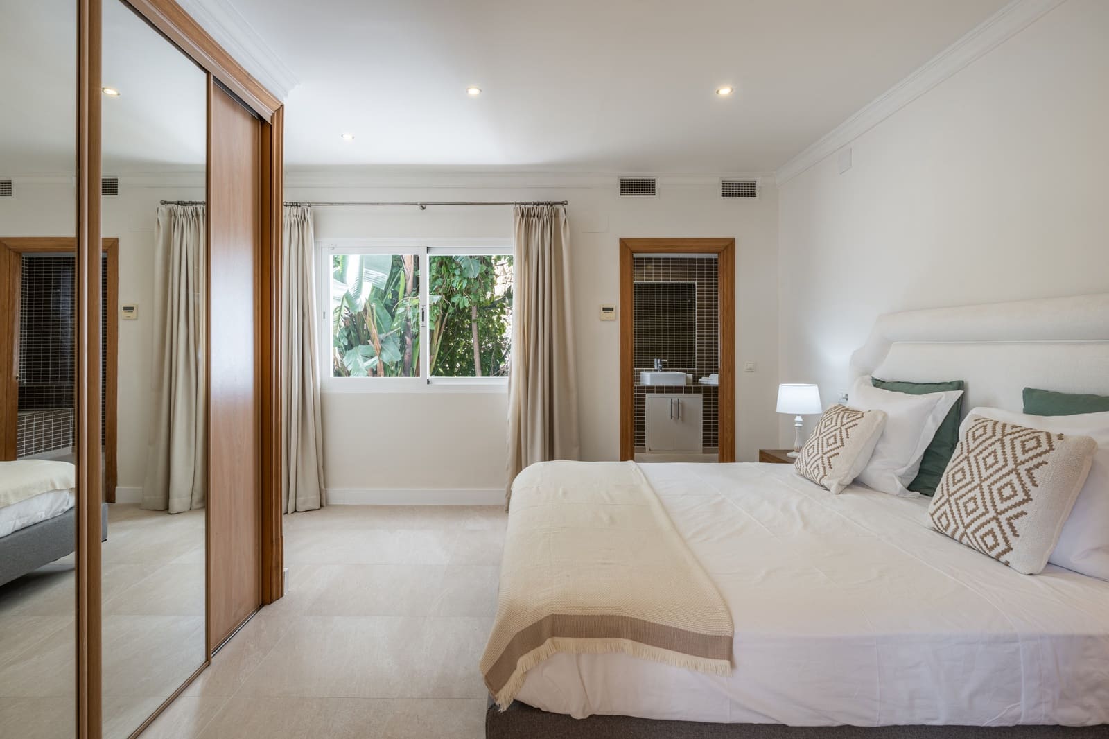 8 sypialnia Willa na sprzedaż w Marbella z basenem - 1 890 000 € (Ref: 10002262)