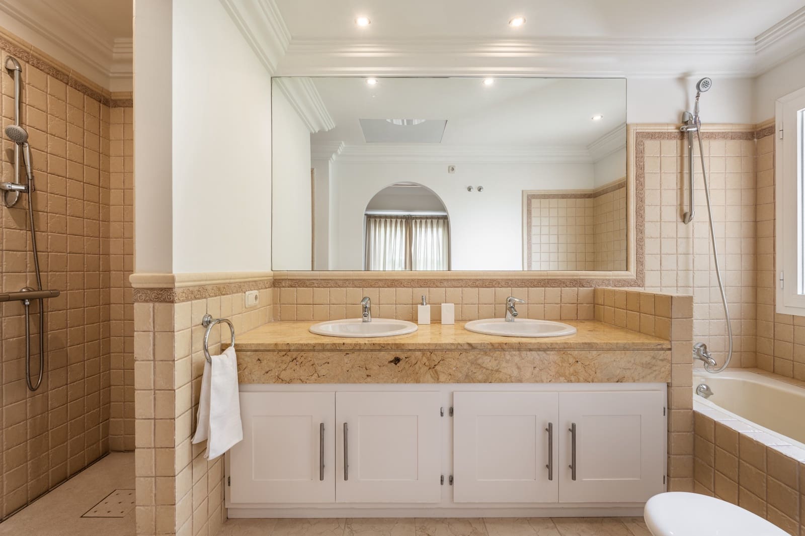 8 sypialnia Willa na sprzedaż w Marbella z basenem - 1 890 000 € (Ref: 10002262)