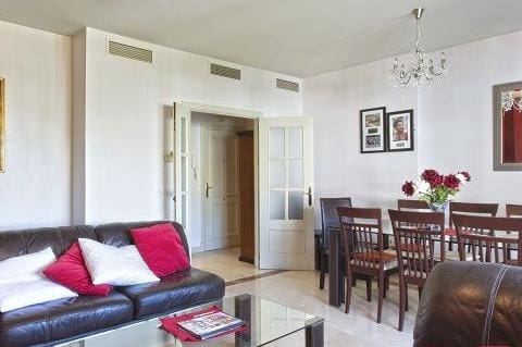 3 sypialnia Apartament na sprzedaż w Nueva Andalucia z basenem garażem - 380 000 € (Ref: 10002263)