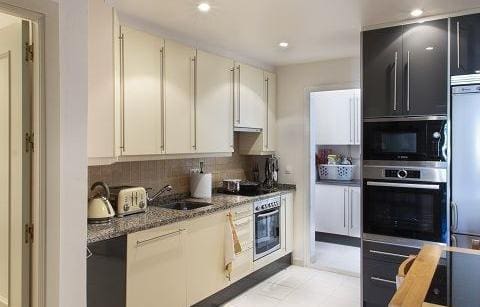 3 sypialnia Apartament na sprzedaż w Nueva Andalucia z basenem garażem - 380 000 € (Ref: 10002263)