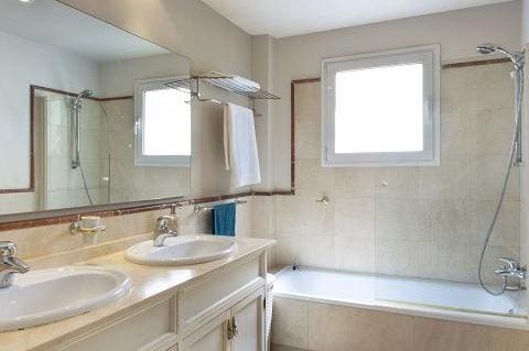 3 sypialnia Apartament na sprzedaż w Nueva Andalucia z basenem garażem - 380 000 € (Ref: 10002263)