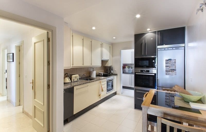 3 sypialnia Apartament na sprzedaż w Nueva Andalucia z basenem garażem - 380 000 € (Ref: 10002263)