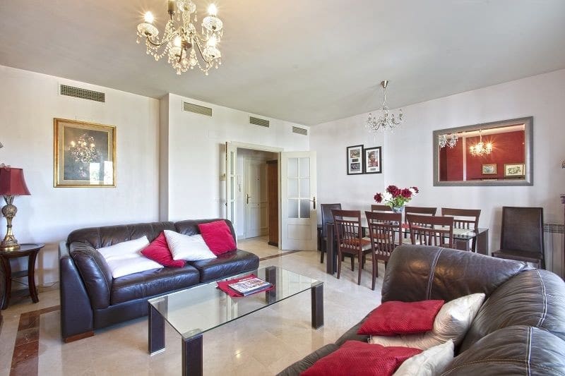 3 sypialnia Apartament na sprzedaż w Nueva Andalucia z basenem garażem - 380 000 € (Ref: 10002263)