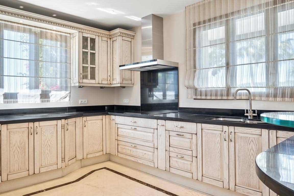 6 sovrum Villa till salu i Marbella med pool garage - 2 750 000 € (Ref: 10002267)