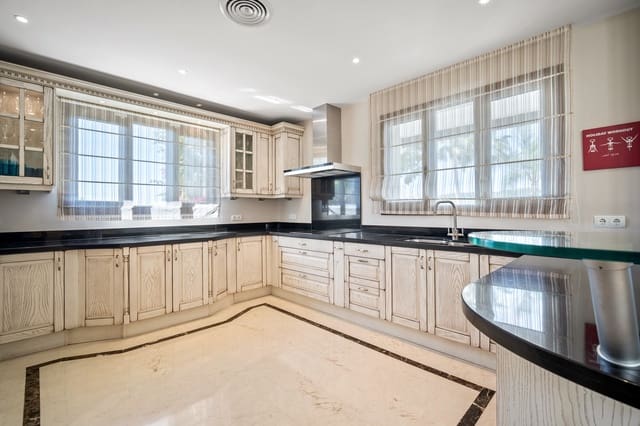 6 sypialnia Willa na sprzedaż w Marbella z basenem garażem - 2 750 000 € (Ref: 10002267)