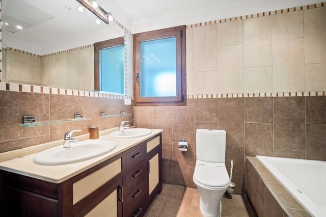 6 sypialnia Willa na sprzedaż w Marbella z basenem garażem - 2 750 000 € (Ref: 10002267)