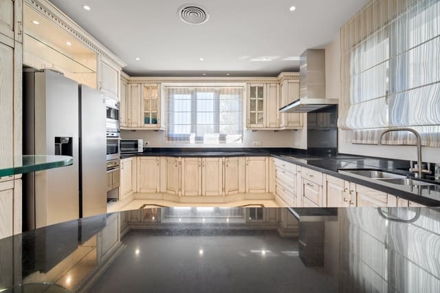6 sypialnia Willa na sprzedaż w Marbella z basenem garażem - 2 750 000 € (Ref: 10002267)
