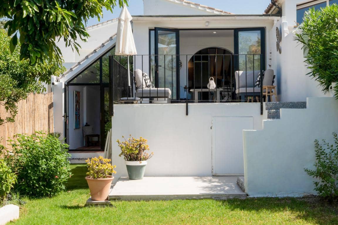 2 soverom Villa til salgs i New Golden Mile med svømmebasseng garasje - € 649 000 (Ref: 10002268)