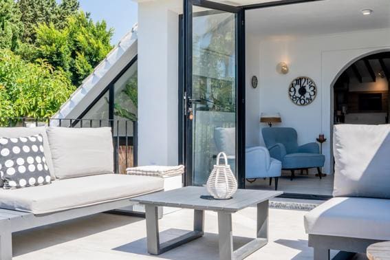 2 soverom Villa til salgs i New Golden Mile med svømmebasseng garasje - € 649 000 (Ref: 10002268)
