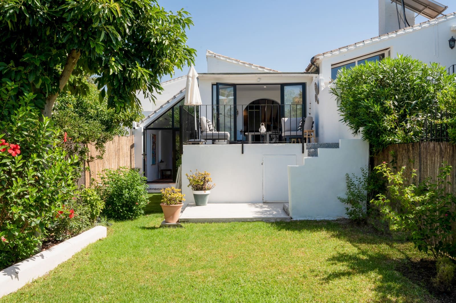 2 soverom Villa til salgs i New Golden Mile med svømmebasseng garasje - € 649 000 (Ref: 10002268)