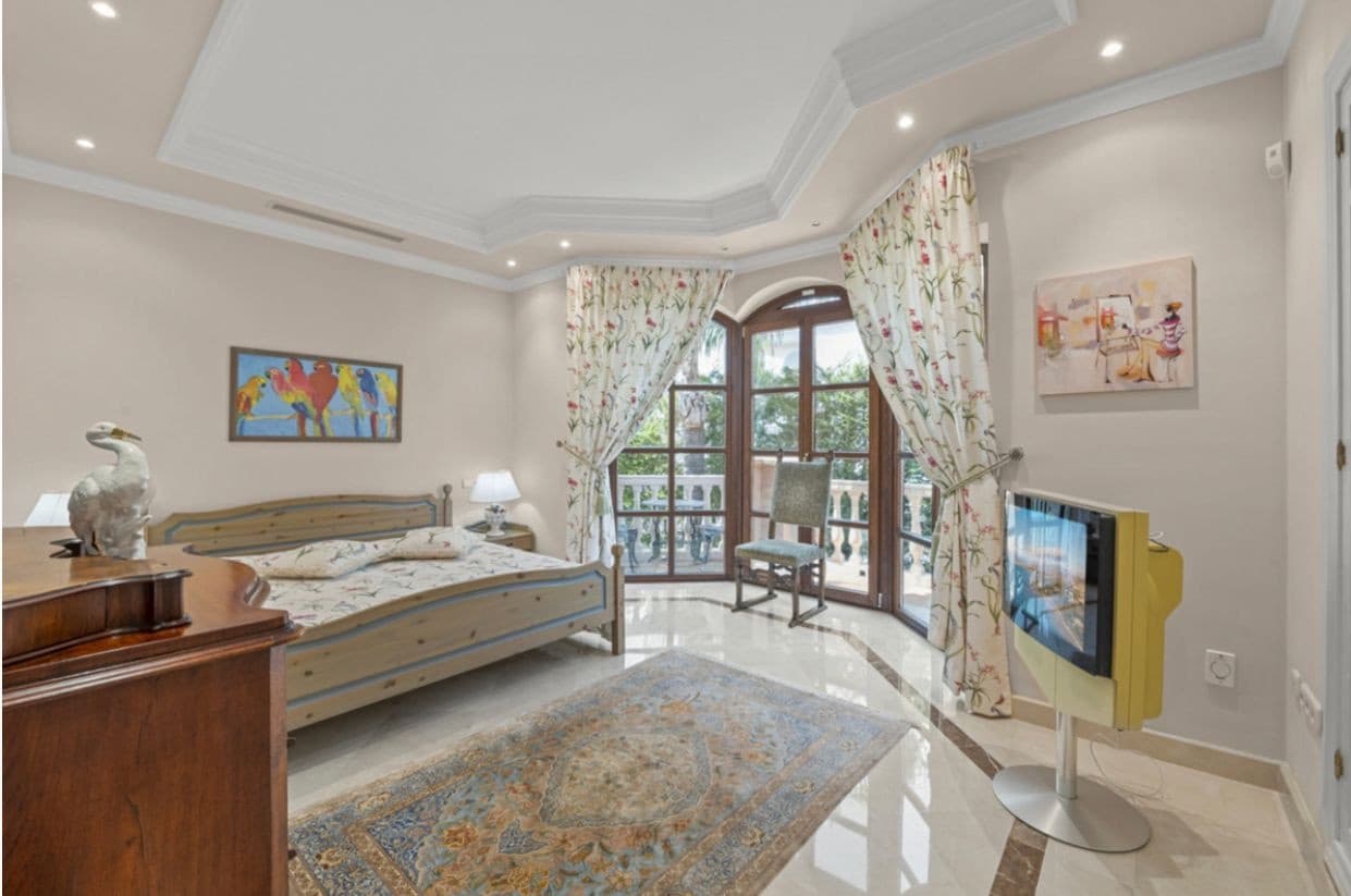 6 soverom Villa til salgs i Nueva Andalucia med svømmebasseng garasje - € 7 500 000 (Ref: 10002269)