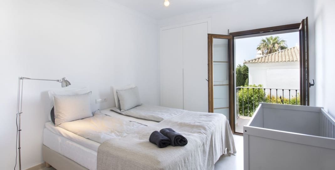 4 sypialnia Willa na sprzedaż w Estepona z basenem garażem - 815 000 € (Ref: 10002280)