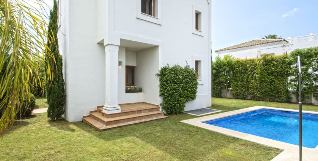 4 sypialnia Willa na sprzedaż w Estepona z basenem garażem - 815 000 € (Ref: 10002280)