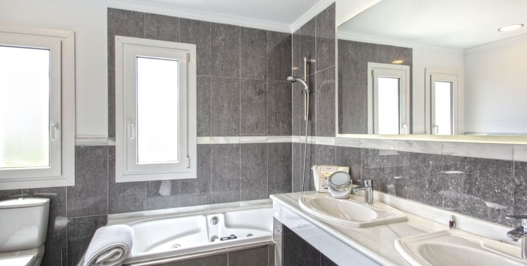 4 sypialnia Willa na sprzedaż w Estepona z basenem garażem - 815 000 € (Ref: 10002280)