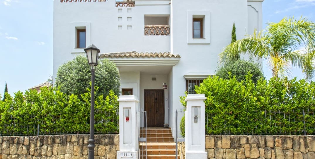 4 sypialnia Willa na sprzedaż w Estepona z basenem garażem - 815 000 € (Ref: 10002280)