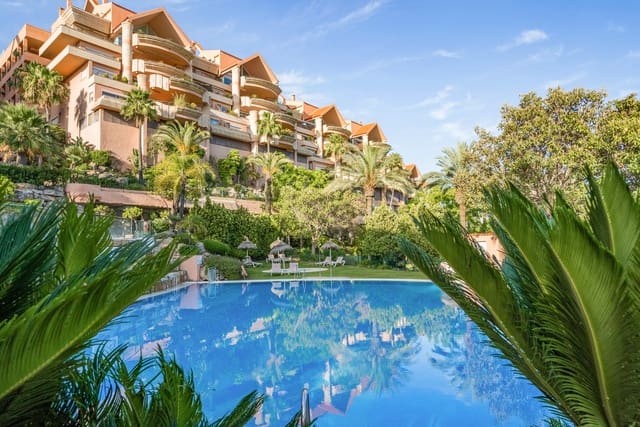 3 sypialnia Apartament na sprzedaż w Marbella z basenem garażem - 995 000 € (Ref: 10002346)