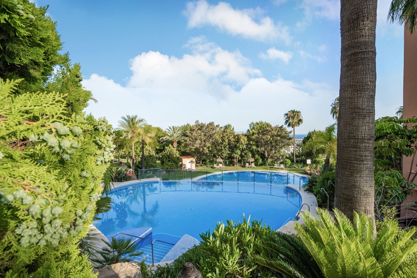 3 sypialnia Apartament na sprzedaż w Marbella z basenem garażem - 995 000 € (Ref: 10002346)
