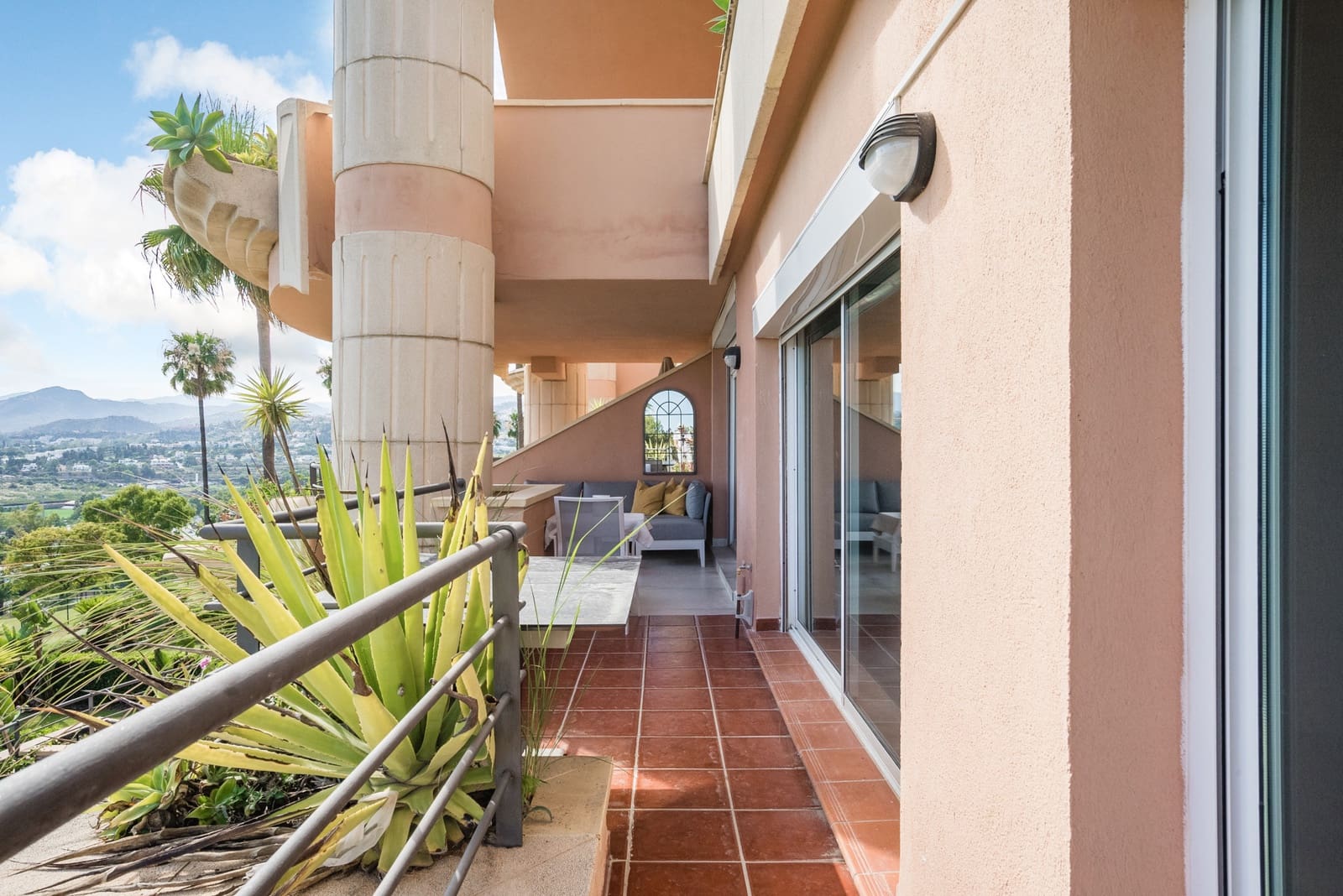 3 sypialnia Apartament na sprzedaż w Marbella z basenem garażem - 995 000 € (Ref: 10002346)
